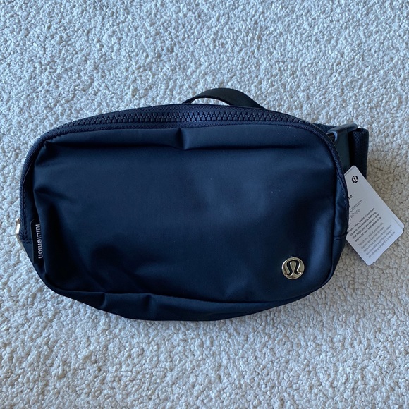 LULULEMON BLACK GOLD HARDWARE everywhere Belt bag NWT waist Fanny crossbody 1L - Picture 8 of 8